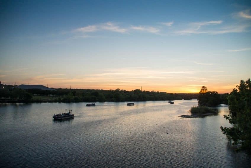 JaL2LbUS5PEIP2CmsoSIMrHlimud8qmP1595612039 a boat traveling along a river next to a body of water