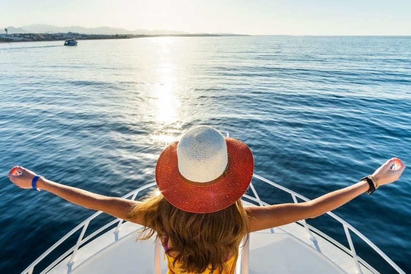 ATXPartyBoats-93669-Things-Lake-Travis-blogbanner1 a man in a boat on a body of water